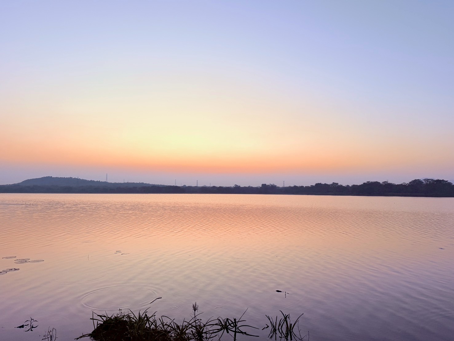 スリランカの夕暮れの湖