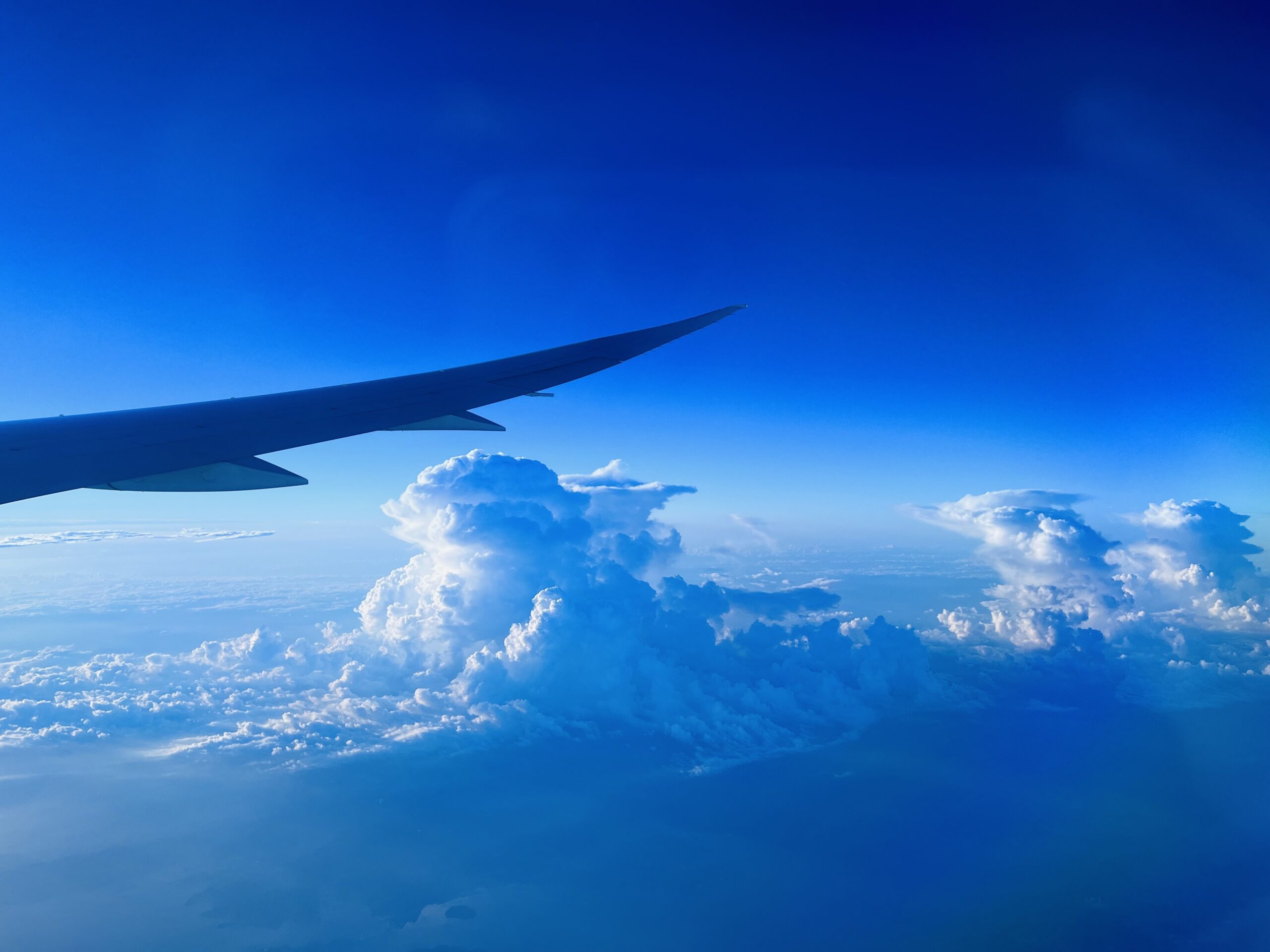 機窓からの青空